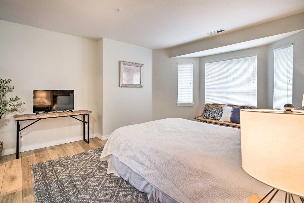 Chic Chelan Condo With Balcony, Walk To Lake And Dtwn! Екстериор снимка