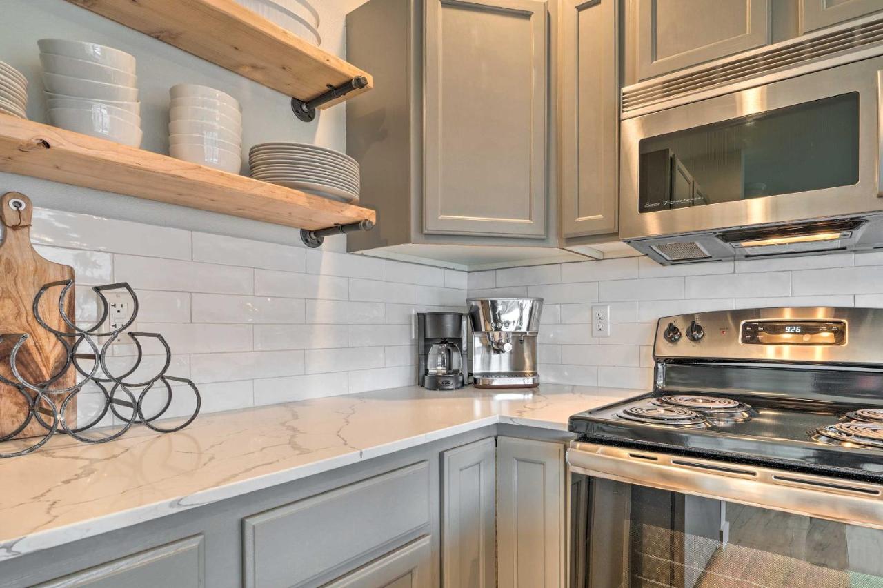 Chic Chelan Condo With Balcony, Walk To Lake And Dtwn! Екстериор снимка